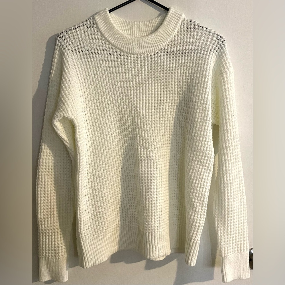 WHITE SWEATER